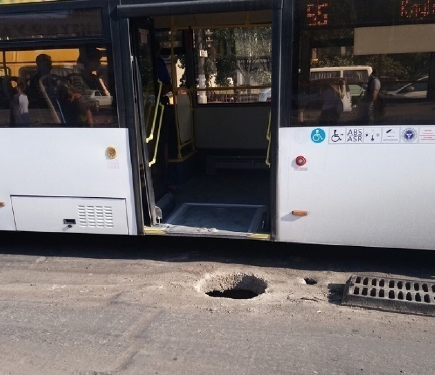 Пассажиров высаживают из автобуса в «подземный мир» на юге Волгограда 