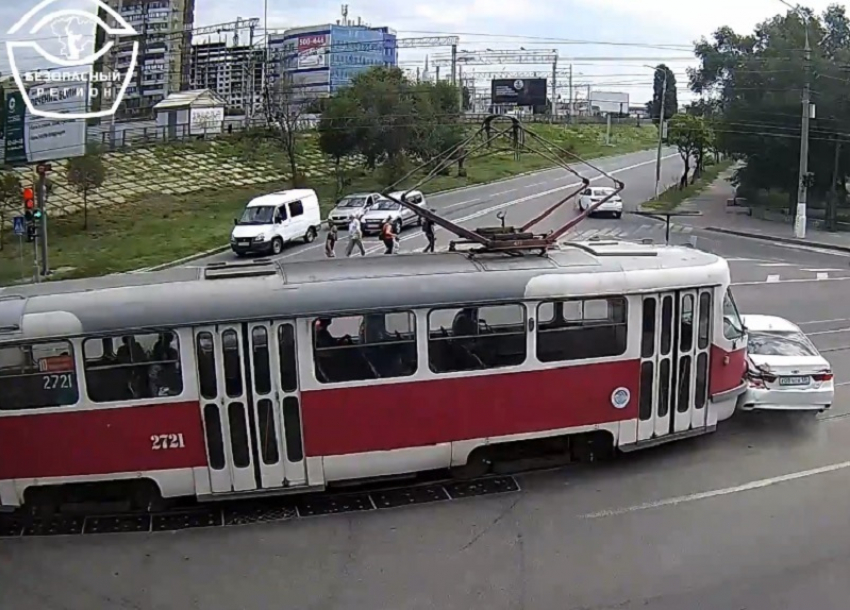 Протаранивший иномарку в центре Волгограда трамвай попал на видео