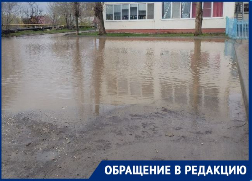 «Можно только подплыть»: в озеро превратился подход к детскому саду под Волгоградом после циклона