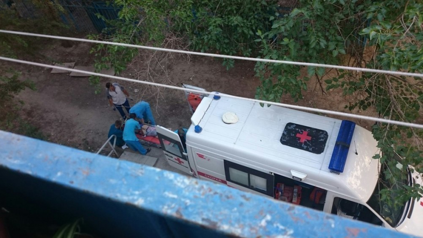 В Волгограде женщина сломала обе ноги, выпав из окна 3 этажа