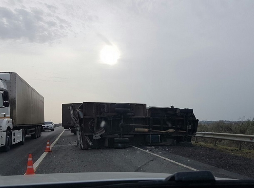 Перевернувшийся грузовик перекрыл дорогу на мосту под Волгоградом