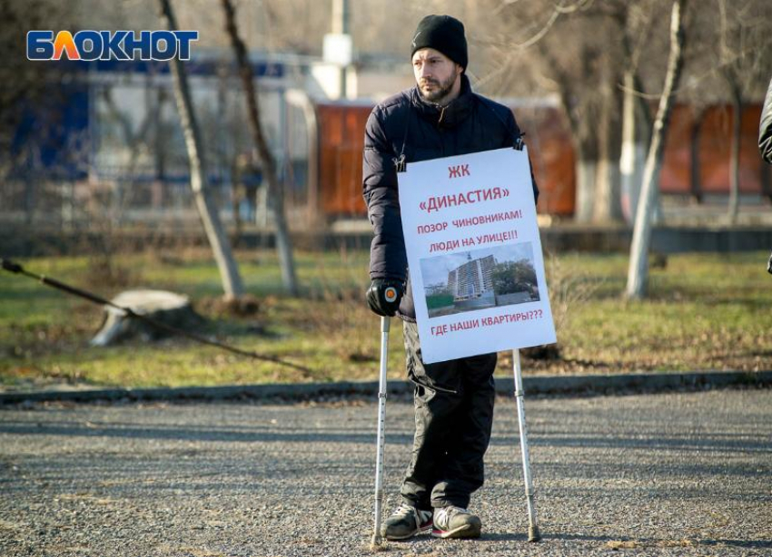 На видео попала речь обманутого дольщика, который требовал отставки Бочарова на митинге в Волгограде