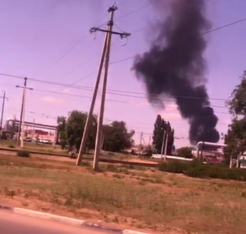 Под Волгоградом ликвидируют масштабное возгорание пластика: видео 