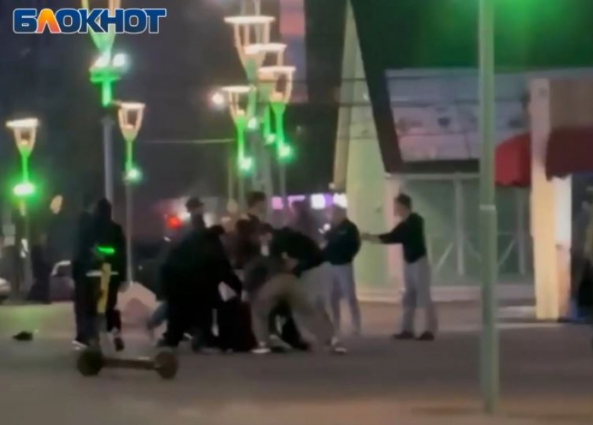 Забивали толпой: массовая драка подростков у ТЦ под Волгоградом попала на видео