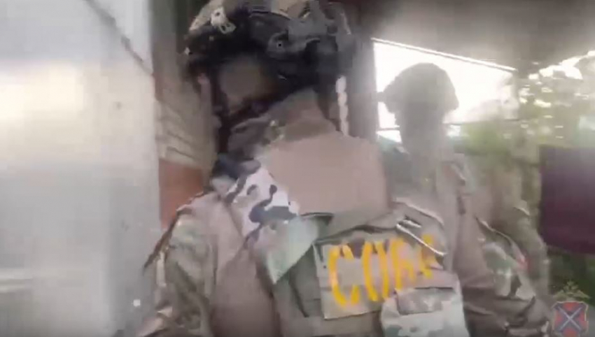 «Колеса продавал?»: лицом в пол уложили сбывшего волгоградцу на 700 тысяч липовые покрышки