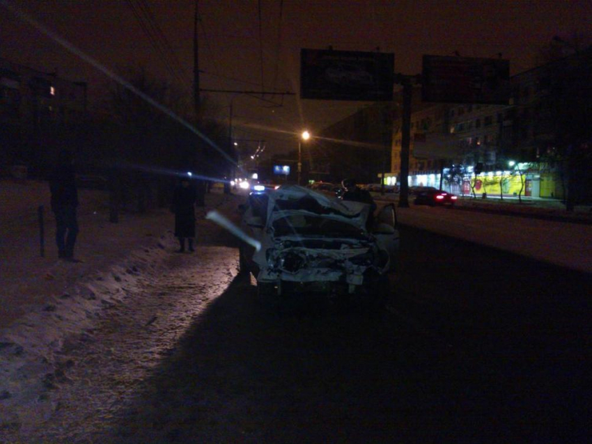 В Волгограде 22-летний водитель на Nissan врезался в столб  