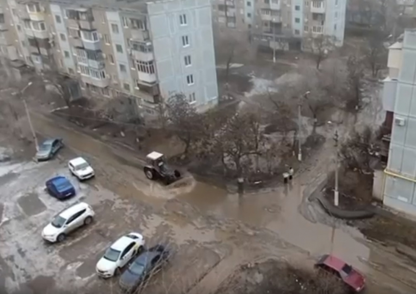 «Ух, красавелла!»: странный разгон лужи трактором сняли на видео под Волгоградом
