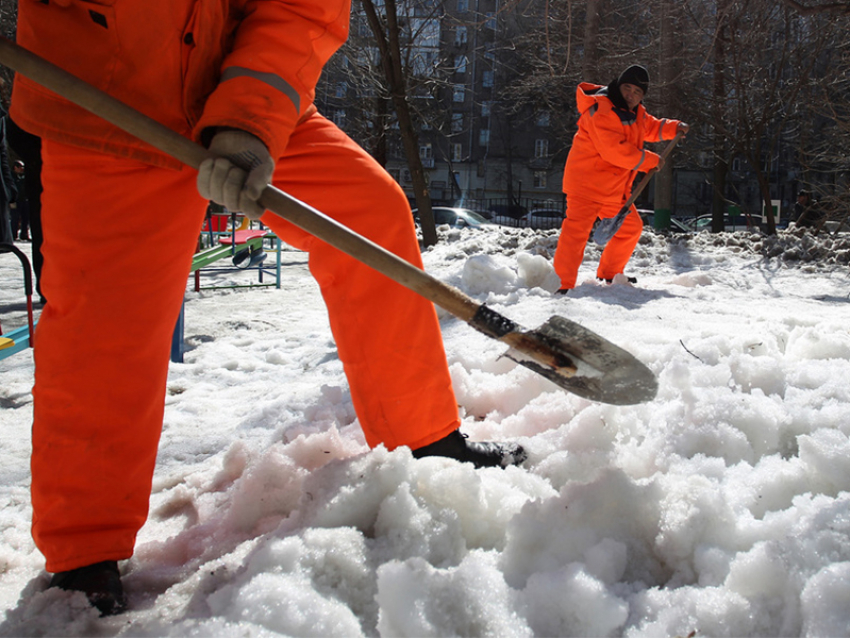 В Волгограде более 70 спецмашин убирают снег