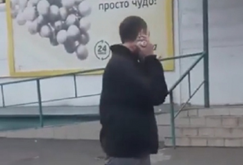 Волгоградец попытался убить себя перед выходящими из супермаркета людьми