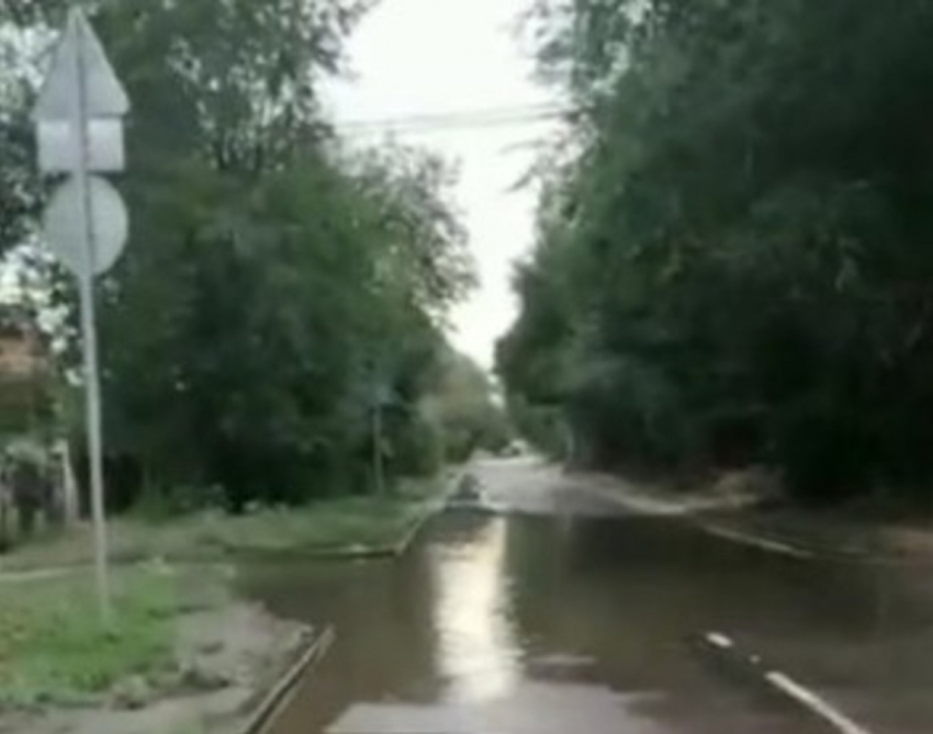 Прорвавшийся водопровод затапливает школьный двор в Волгограде: видео ЧП