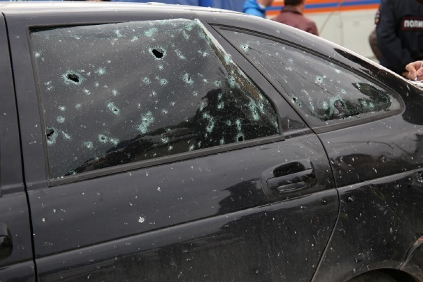 Мужчина избил полицейского после стрельбы по личному автомобилю в Волгоградской области