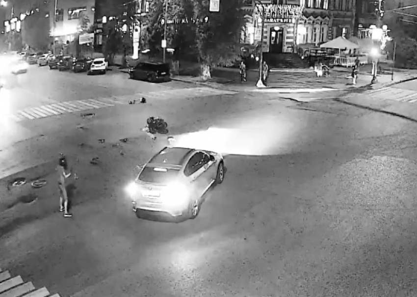 Мотоцикл в хлам, а он кувыркнулся и пошел: разнос на ночном перекрестке Волгограда попал на видео