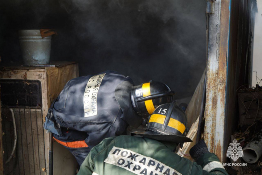 Эпицентр пожара в гаражном кооперативе сняли на видео в Волгограде 