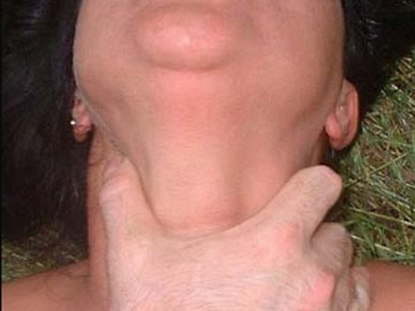 Под Волгоградом мужчина пытался задушить возлюбленную на глазах полицейских 