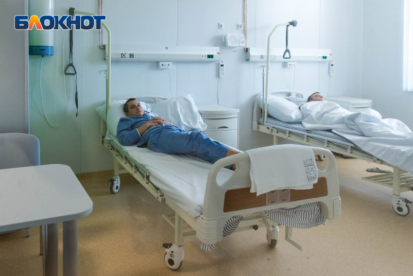 В волгоградские ковидные госпиталя поступают свыше 200 человек в день