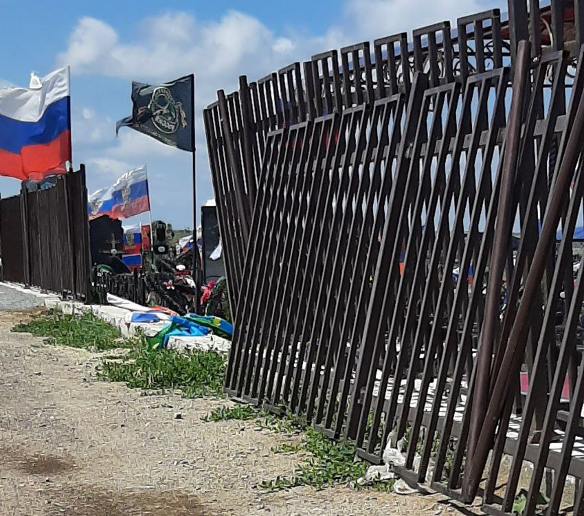 Вандал выламывал забор на месте захоронений участников СВО под Волгоградом