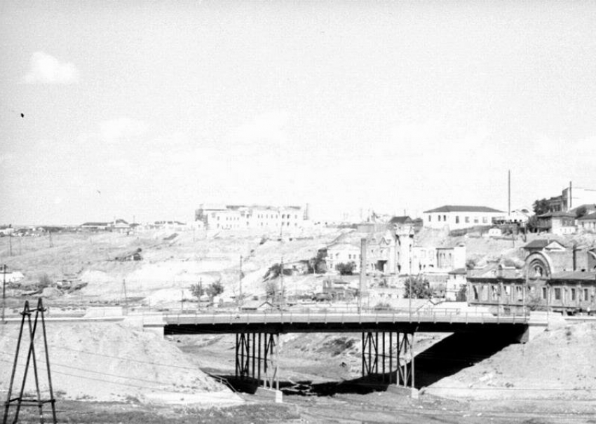 Снесенный бурей в Царицыне и взорванный бомбой в Сталинграде: 10 исторических кадров Астраханских мостов