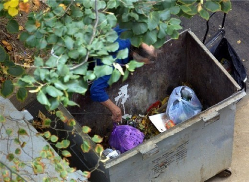 В Волгограде охранник гаражного кооператива нашел в мусорке труп мужчины