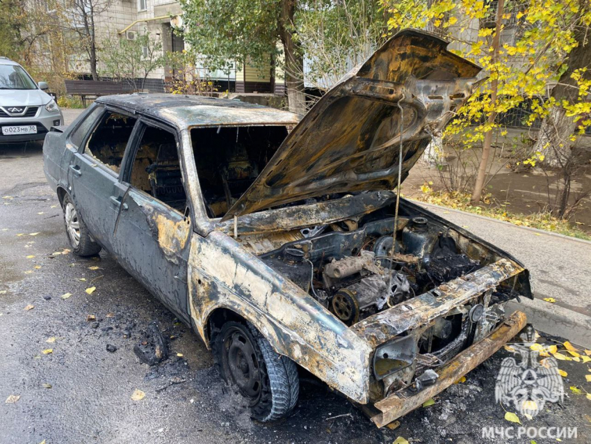 Три автомобиля сгорели в Волгограде на праздничных выходных