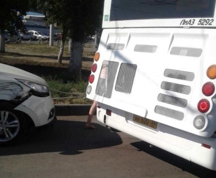 Иномарка протаранила автобус «Питеравто» на севере Волгограда