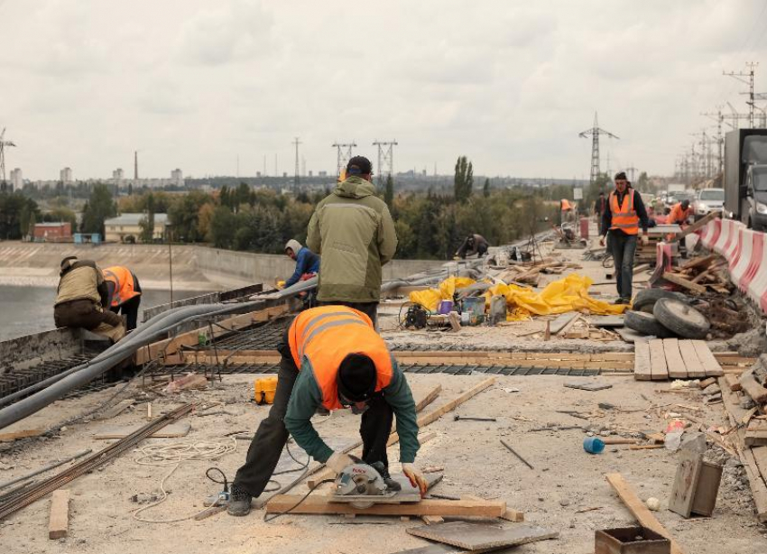 Месяц до окончания ремонта: на мосту Волжской ГЭС устанавливают ограждение