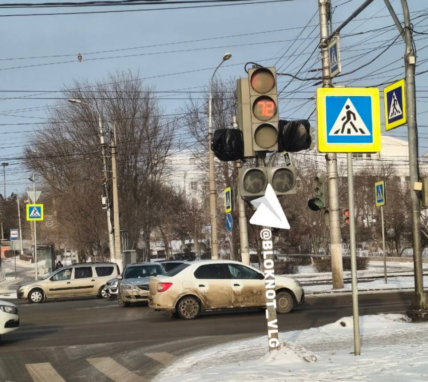 Стрелку отменили на светофоре на оживленном перекрестке в Волгограде