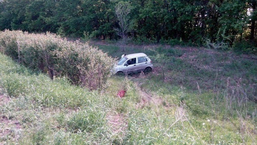 В Михайловке перевернулся пьяный 22-летний водитель: пострадали двое