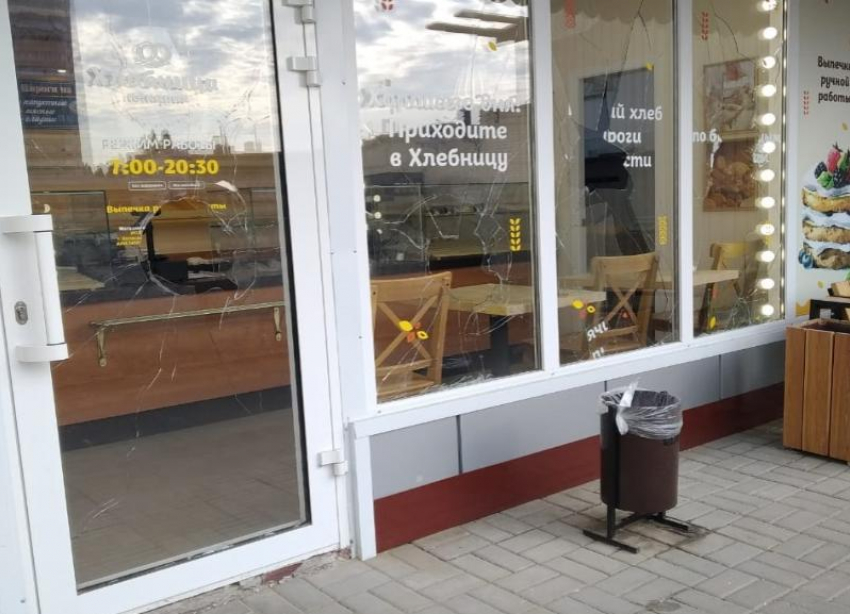 На видео попало, как подростки разгромили витрину пекарни в Волгограде