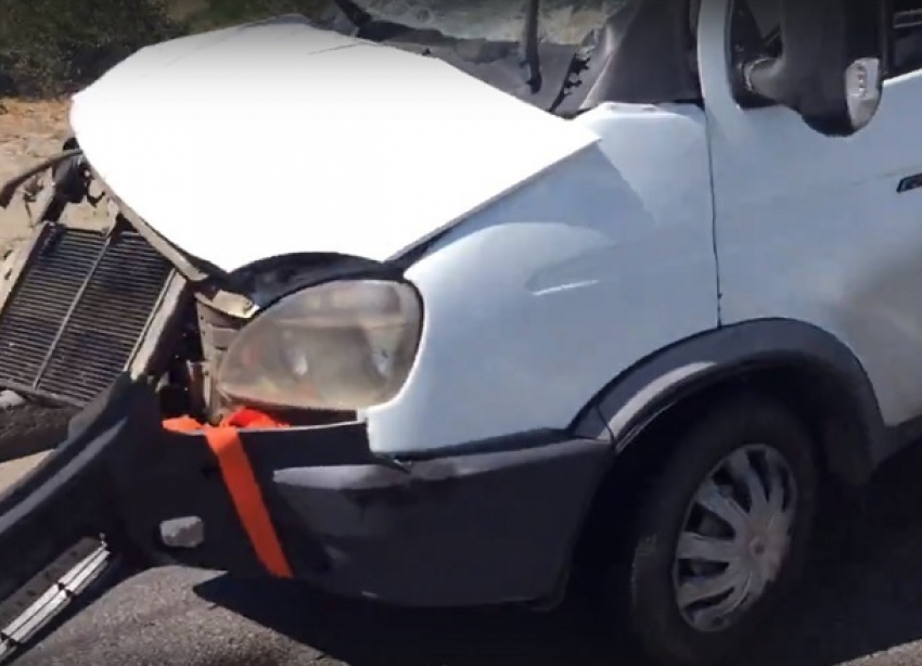 Страшная авария маршрутки с трактором в Волжском попала на видео