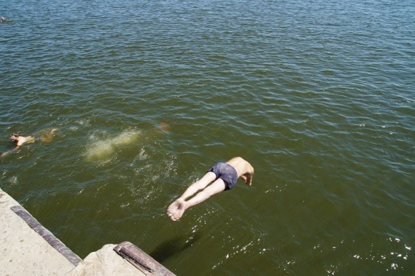 37-летняя девушка внезапно «скрылась» на глазах под водой на пляже в Волжском