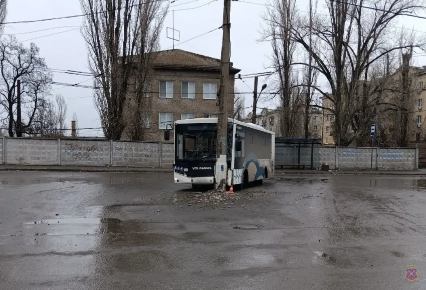 Автобус мощно протаранил столб на севере Волгограда