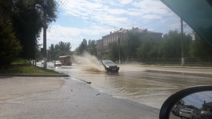 В Волгограде в поселке Ангарский прорвало канализацию: машины и люди тонут в фекалиях