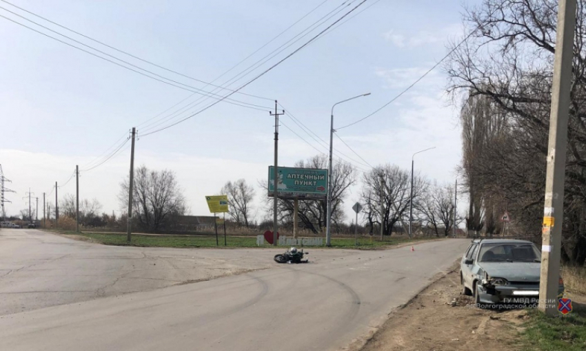 14-летний водитель мотоцикла протаранил «четырнадцатую» под Волгоградом и попал в больницу