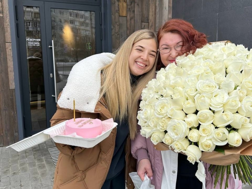 Аня Покров без предупреждения нагрянула в Волгоград на мамин день рождения