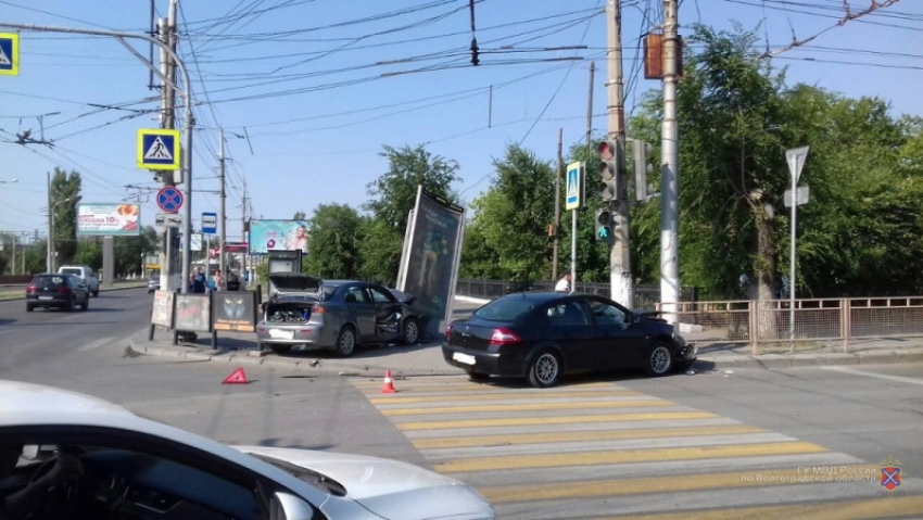 Наехал на волгоградку и рекламный щит: на видео попала авария с двумя иномарками и пешеходом