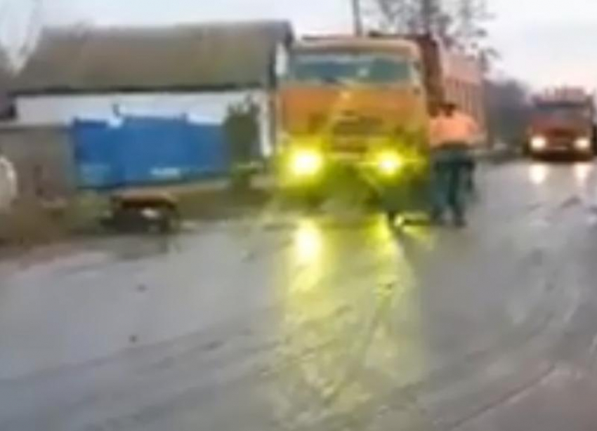 «Власти очередной раз показали свою тупость при дорожных работах»: активист про видео укладки асфальта в лужи в Светлом Яре