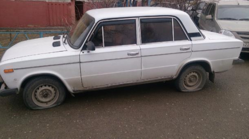 Автовладельцу порезали колеса во дворе на юге Волгограда 