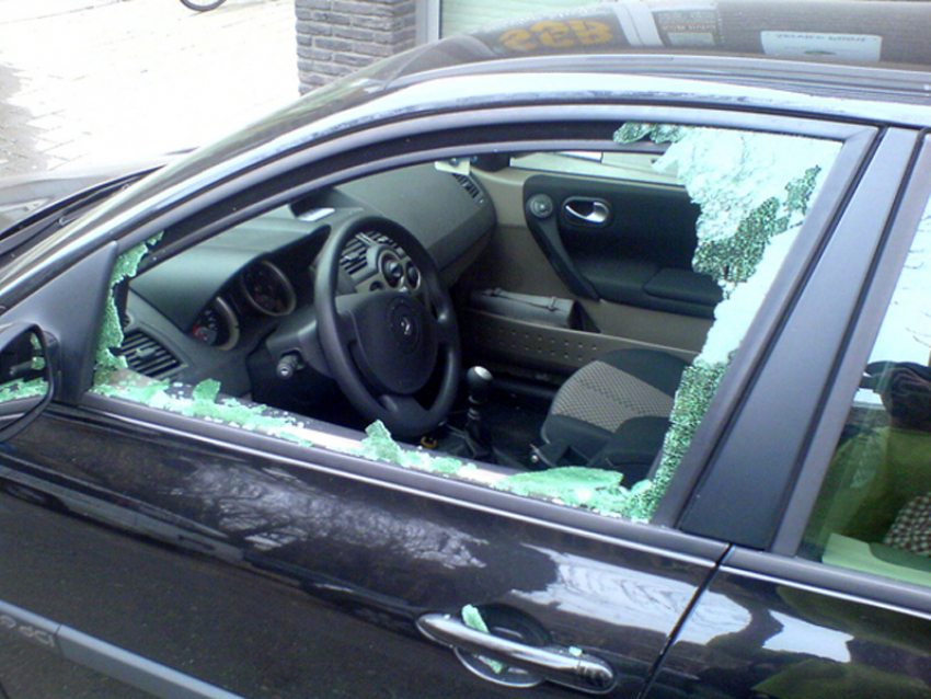 В Волгограде 47-летний мужчина разбил окно чужого авто и похитил 170 тысяч рублей