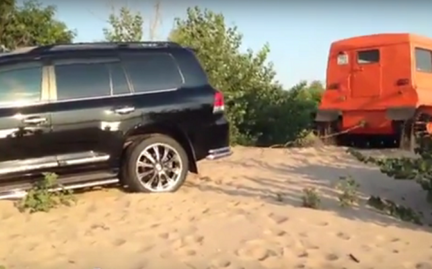 На видео попало спасенье вездеходом застрявшей на волгоградском пляже Toyota Land Cruiser
