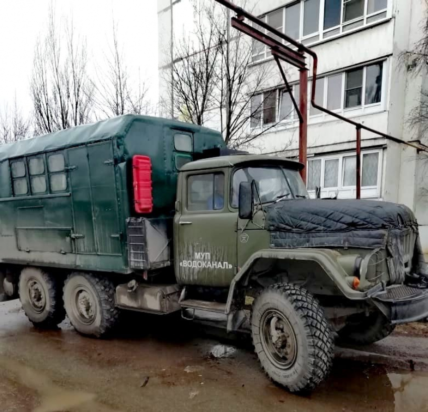 Под Волгоградом припаркованные машины помешали устранению течи из земли