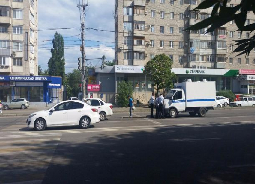 В центре Волгограда автозак полиции врезался в легковушку