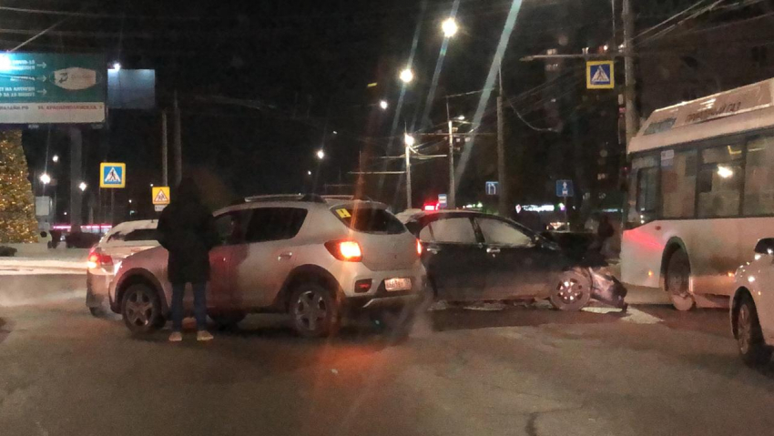 В Волгограде массовое ДТП с участием трех иномарок попало на видео