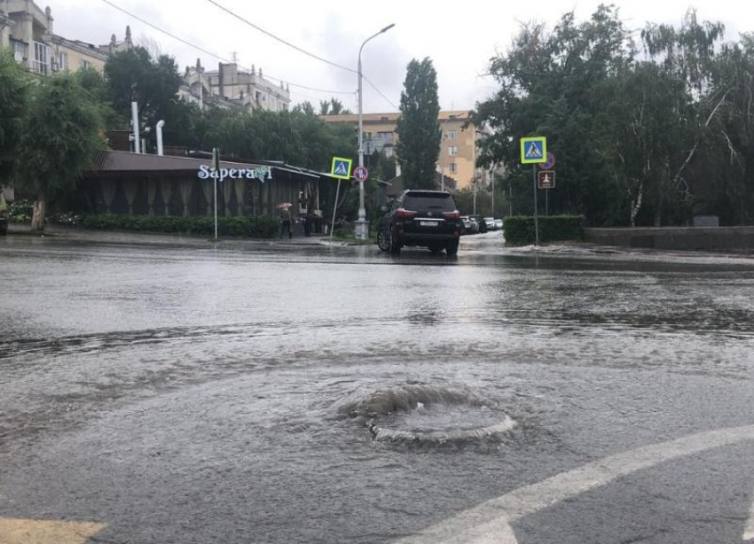 До уровня Музкомедии забило ливневую канализацию в Волгограде