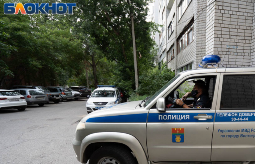 Нож, скальпели и мат: буйная москвичка напала на волгоградского полицейского