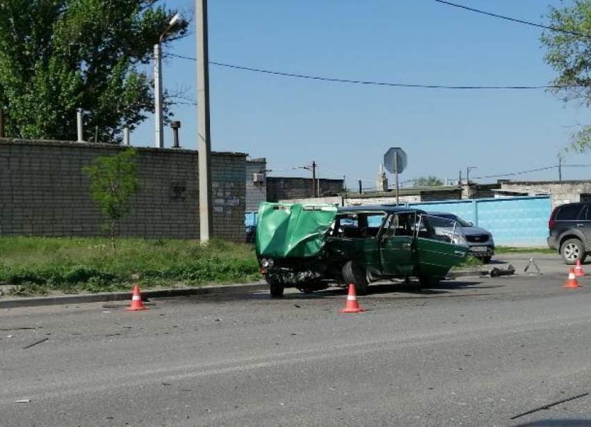 Отечественная легковушка превратилась в груду металла после столкновения с внедорожником в Волжском