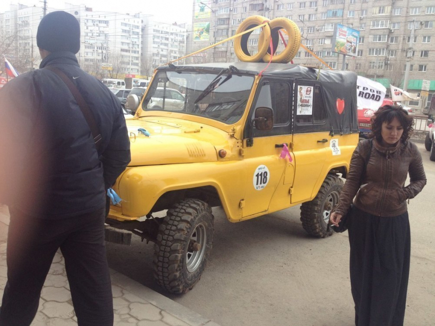 Молодожены приехали в ЗАГС Волгограда в желтом «танке» 