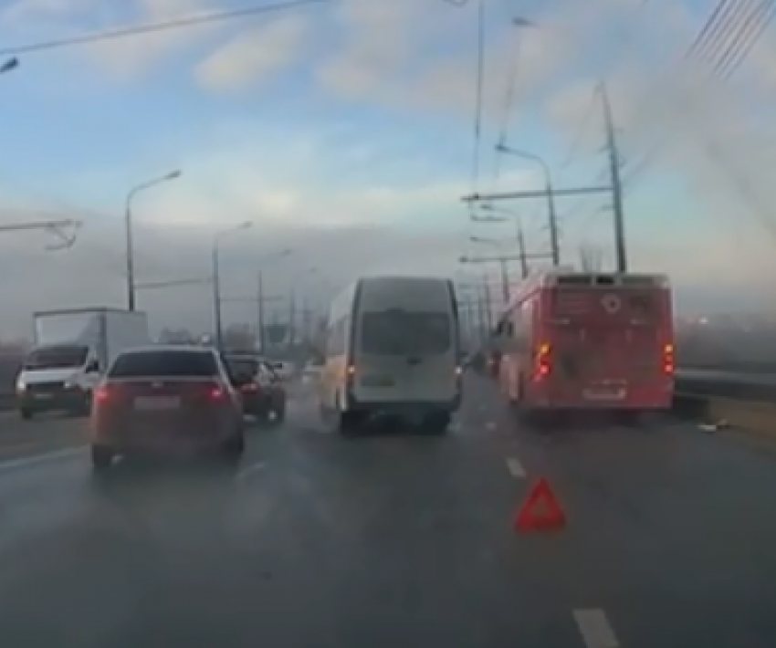Три авто, автобус и маршрутка столкнулись на дамбе в Волгограде