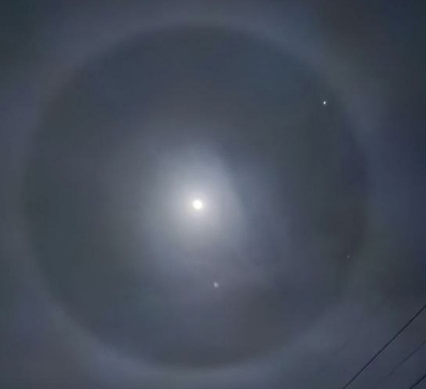 Лунное гало во время парада планет запечатлела волгоградка