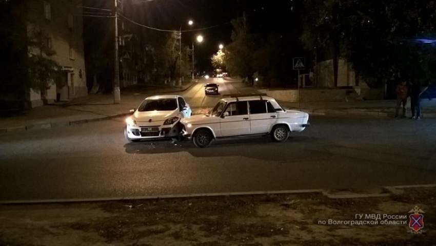 10-месячная малышка пострадала в столкновении Renault и ВАЗ в центре Волгограда 