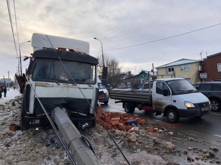 В Волгограде грузовик с кирпичами снес ЛЭП: на Университетском пробка 